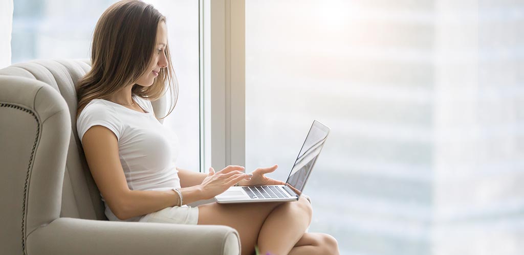 Frau mit Laptop